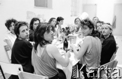 1986, Włochy.
Od lewej siedzą: Daria Anfelli, Michele Kramers, Barbara Theobaldt; w głębi NN, Lech Raczak, NN, Tomasz Stachowski, Tadeusz Janiszewski, NN, Adam Borowski, NN.
Fot. Joanna Helander, zbiory Ośrodka KARTA