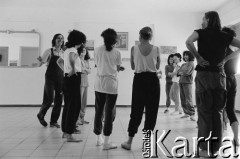 1986, Włochy.
Warsztaty teatralne z udziałem artystów z Teatru Ósmego Dnia. Pierwszy z lewej reżyser Lech Raczak.
Fot. Joanna Helander, zbiory Ośrodka KARTA