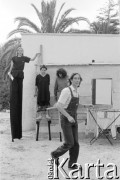 1986, Castelsardo, Sardynia, Włochy.
Artyści Teatru Ósmego Dnia. Na pierwszym planie Lech Raczak, na szczudłach stoją Adam Borowski, Michele Kramers i Daria Anfelli.
Fot. Joanna Helander, zbiory Ośrodka KARTA