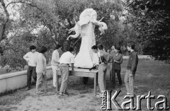 1986, Castelsardo, Sardynia, Włochy.
Przygotowywanie scenografii do spektaklu Teatru Ósmego Dnia.
Fot. Joanna Helander, zbiory Ośrodka KARTA