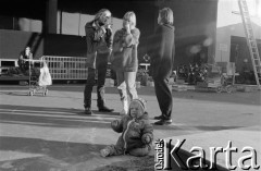 1987, brak miejsca.
Aktorzy Teatru Ósmego Dnia przed spektaklem. Od lewej Adam Borowski i Ewa Wójciak z córką Julią, bokiem stoi Małgorzata Walas.
Fot. Joanna Helander, zbiory Ośrodka KARTA