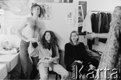 1987, brak miejsca.
W garderobie, od lewej fotograf Leszek Sczaniecki, skrzypaczka Katarzyna Klebba i aktorka Teatru Ósmego Dnia Małgorzata Walas.
Fot. Joanna Helander, zbiory Ośrodka KARTA