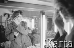 1987, brak miejsca.
Aktorka Teatru Ósmego Dnia Daria Anfelli w garderobie.
Fot. Joanna Helander, zbiory Ośrodka KARTA