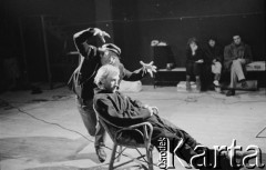 1987, Ferrara, Włochy.
Próba do improwizacji w Teatro Nucleo. Na scenie reżyser Horazio Czertok i aktor Teatru Ósmego Dnia Tadeusz Janiszewski.
Fot. Joanna Helander, zbiory Ośrodka KARTA