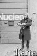 1987, Ferrara, Włochy.
Aktor Teatru Ósmego Dnia Tadeusz Janiszewski przed Teatro Nucleo.
Fot. Joanna Helander, zbiory Ośrodka KARTA
