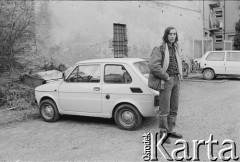 1987, Polska.
Reżyser Teatru Ósmego Dnia Lech Raczak na podwórzu.
Fot. Joanna Helander, zbiory Ośrodka KARTA