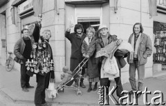 1987, Ferrara, Włochy.
Artyści Teatru Ósmego Dnia z zakupami, od lewej: Tomasz Stachowski, Tadeusz Janiszewski, szwedzki filmowiec Bo Persson, Ewa Wójciak z córką Julią, Adam Borowski, Lech Raczak.
Fot. Joanna Helander, zbiory Ośrodka KARTA
