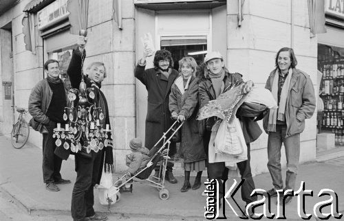 1987, Ferrara, Włochy.
Artyści Teatru Ósmego Dnia z zakupami, od lewej: Tomasz Stachowski, Tadeusz Janiszewski, szwedzki filmowiec Bo Persson, Ewa Wójciak z córką Julią, Adam Borowski, Lech Raczak.
Fot. Joanna Helander, zbiory Ośrodka KARTA