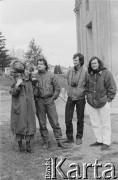 1987, brak miejsca.
Ewa Wójciak z córką Julią, Thomas Bergman, Leszek Sczaniecki i Tomasz Stachowski.
Fot. Joanna Helander, zbiory Ośrodka KARTA