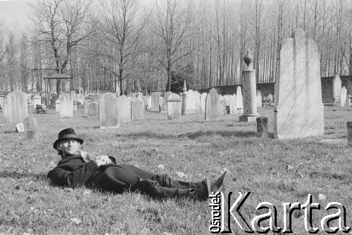 1986, Ferrara, Włochy.
Aktor Teatru Ósmego Dnia Tadeusz Janiszewski na cmentarzu żydowskim.
Fot. Joanna Helander, zbiory Ośrodka KARTA