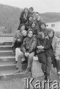1988, brak miejsca.
Aktorzy Teatru Ósmego Dnia z przyjaciółmi. Na dole siedzą Puccio i Małgorzata Walas, w drugim rzędzie z lewej Tadeusz Janiszewski, wyżej w środku Barbara Theobaldt i Bo Persson.
Fot. Joanna Helander, zbiory Ośrodka KARTA