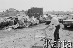 1988, Sitges, Katalonia, Hiszpania.
Aktor Teatru Ósmego Dnia Tadeusz Janiszewski na wysypisku.
Fot. Joanna Helander, zbiory Ośrodka KARTA