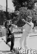 1988, Sitges, Katalonia, Hiszpania.
Tańczący skrzypaczka Katarzyna Klebba i aktor Tadeusz Janiszewski.
Fot. Joanna Helander, zbiory Ośrodka KARTA