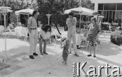 1988, Sitges, Katalonia, Hiszpania.
Z lewej artyści Teatru Ósmego Dnia Lech Raczak i Daria Anfelli bawiąca się z córką Ewy Wójciak Julią.
Fot. Joanna Helander, zbiory Ośrodka KARTA
