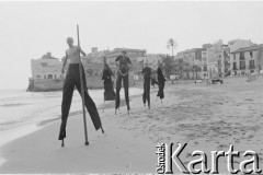 1988, Sitges, Katalonia, Hiszpania.
Aktorzy na szczudłach na plaży. Z przodu aktor Teatru Ósmego Dnia Adam Borowski.
Fot. Joanna Helander, zbiory Ośrodka KARTA