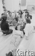 1988, Sitges, Katalonia, Hiszpania.
Warsztaty aktorskie z udziałem artystów Teatru Ósmego Dnia, z przodu leży Marcin Kęszycki, w głębi Adam Borowski, Andrea Herbst, Leszek Sczaniecki.
Fot. Joanna Helander, zbiory Ośrodka KARTA