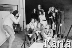 1988, Berlin, Niemcy.
Teatr Ósmego Dnia. Z aparatem - Paweł Ceglarek, od lewej stoją: Katarzyna Klebba, Lech Raczak, Daria Anfelli, Ewa Wójciak, Adam Borowski, Barbara Theobaldt. Siedzą: Tadeusz Janiszewski, Leszek Sczaniecki, Marcin Kęszycki, Tomasz Stachowski.
Fot. Joanna Helander, zbiory Ośrodka KARTA