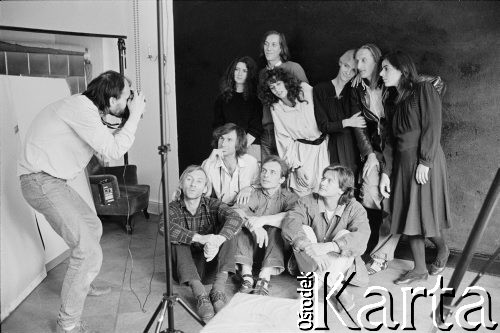 1988, Berlin, Niemcy.
Teatr Ósmego Dnia. Z aparatem - Paweł Ceglarek, od lewej stoją: Katarzyna Klebba, Lech Raczak, Daria Anfelli, Ewa Wójciak, Adam Borowski, Barbara Theobaldt. Siedzą: Tadeusz Janiszewski, Leszek Sczaniecki, Marcin Kęszycki, Tomasz Stachowski.
Fot. Joanna Helander, zbiory Ośrodka KARTA