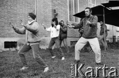 Lata 80., brak miejsca.
Aktorzy ćwiczący tai chi. W środku Daria Anfelli, z prawej Stefan Schulberg z The Living Theatre.
Fot. Joanna Helander, zbiory Ośrodka KARTA
