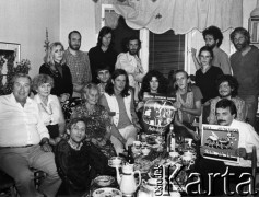 Lata 80., brak miejsca.
Aktorzy i przyjaciele Teatru Ósmego Dnia. W górnym rzędzie 3. z lewej Leszek Sczaniecki, 4. Marek Raczak; siedzą od lewej: 3. Tadeusz Janiszewski, 6. Tomasz Stachowski, dalej Katarzyna Klebba, Adam Borowski, Bo Persson i Wojciech Wołyński.
Fot. Joanna Helander, zbiory Ośrodka KARTA