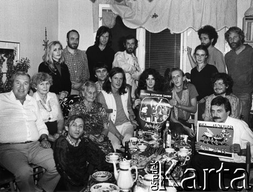 Lata 80., brak miejsca.
Aktorzy i przyjaciele Teatru Ósmego Dnia. W górnym rzędzie 3. z lewej Leszek Sczaniecki, 4. Marek Raczak; siedzą od lewej: 3. Tadeusz Janiszewski, 6. Tomasz Stachowski, dalej Katarzyna Klebba, Adam Borowski, Bo Persson i Wojciech Wołyński.
Fot. Joanna Helander, zbiory Ośrodka KARTA