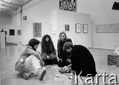 1985, Sztokholm, Szwecja.
Liczenie pieniędzy w Moderna Museet. Siedzą od lewej: szwedzki filmowiec Bo Persson, skrzypaczka Katarzyna Klebba i aktor Teatru Ósmego Dnia Tadeusz Janiszewski i Monica Nieckels.
Fot. Joanna Helander, zbiory Ośrodka KARTA