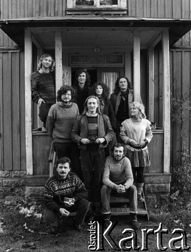 Lata 80., brak miejsca.
Na ganku stoją od lewej: Tadeusz Janiszewski, Bo Persson, Leszek Sczaniecki, Adam Borowski, Katarzyna Klebba, Tomasz Stachowski, Małgorzata Ostrowska, siedzi Marek Raczak, z lewej kuca Wojciech Wołyński.
Fot. Joanna Helander, zbiory Ośrodka KARTA