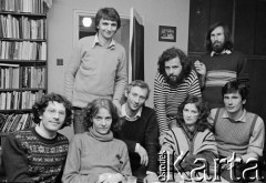 Lata 80., brak miejsca.
Artyści Teatru Ósmego Dnia wraz z przyjaciółmi, siedzą: Ewa Wójciak (2. z lewej), Tadeusz Janiszewski (3. z lewej), Katarzyna Klebba (2. z prawej). 
Fot. Joanna Helander, zbiory Ośrodka KARTA