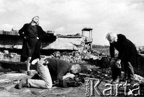 1997, Ruda Śląska, Polska.
Kręcenie filmu Joanny Helander i Bo Perssona o Teatrze Ósmego Dnia. W opuszczonej koksowni od lewej Ewa Wójciak, operator Jacek Petrycki i Tadeusz Janiszewski.
Fot. Joanna Helander, zbiory Ośrodka KARTA