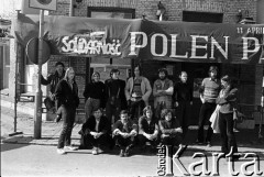 1981, Göteborg, Szwecja.
Uczestnicy festiwalu niezależnej kultury polskiej w Towarzystwie Maneten. Stoją od lewej: NN, Adam Borowski, Małgorzata Walas, Marcin Kęszycki, Lech Raczak, Ewa Wójciak. W dolnym rzędzie od lewej: Tadeusz Janiszewski, Wojciech Wołyński, Tomasz Stachowski i Roman Radomski. 
Fot. Joanna Helander, zbiory Ośrodka KARTA