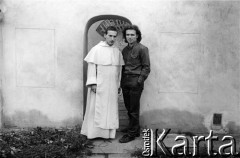 Lata 80. (?), Polska.
Aktor Teatru Ósmego Dnia Marcin Kęszycki z dominikaninem.
Fot. Joanna Helander, zbiory Ośrodka KARTA