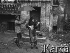 1986, Poznań, Polska.
Aktor Teatru Ósmego Dnia Marcin Kęszycki i skrzypaczka Katarzyna Klebba.
Fot. Joanna Helander, zbiory Ośrodka KARTA