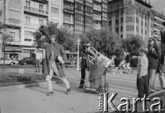 1992, San Sebastian, Kraj Basków, Hiszpania.
Fotografia wykonana przed spektaklem plenerowym Teatru Ósmego Dnia. Z tubą idzie aktor Tadeusz Janiszewski.
Fot. Joanna Helander, zbiory Ośrodka KARTA