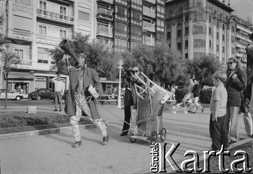 1992, San Sebastian, Kraj Basków, Hiszpania.
Fotografia wykonana przed spektaklem plenerowym Teatru Ósmego Dnia. Z tubą idzie aktor Tadeusz Janiszewski.
Fot. Joanna Helander, zbiory Ośrodka KARTA