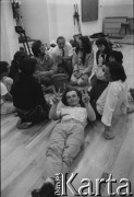 1988, Sitges, Katalonia, Hiszpania.Warsztaty aktorskie z udziałem artystów z Teatru Ósmego Dnia, z przodu leży Marcin Kęszycki, w głębi Tomasz Stachowski, Adam Borowski, Andrea Herbst i Leszek Sczaniecki.Fot. Joanna Helander, zbiory Ośrodka KARTA