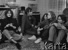 1987, Bazylea, Szwajcaria.
Artyści Teatru Ósmego Dnia z przyjaciółmi, 2. z lewej aktor Leszek Sczaniecki, 3. z lewej skrzypaczka Katarzyna Klebba. 
Fot. Joanna Helander, zbiory Ośrodka KARTA