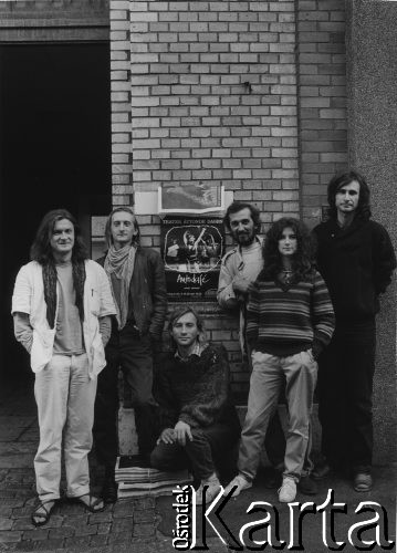 1985, Göteborg, Szwecja.
Aktorzy przy plakacie spektaklu Teatru Ósmego Dnia 