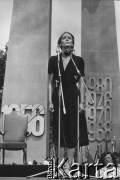 28.06.1981, Poznań, Polska.
Aktorka Teatru Ósmego Dnia Ewa Wójciak podczas uroczystości odsłonięcia Pomnika Ofiar Czerwca 1956. 
Fot. Joanna Helander, zbiory Ośrodka KARTA