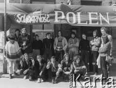 1981, Göteborg, Szwecja.
Uczestnicy festiwalu niezależnej kultury polskiej w Towarzystwie Maneten. W górnym rzędzie 4. z lewej Małgorzata Walas, 5. Marcin Kęszycki, 6. Lech Raczak, 8. Ewa Wójciak. W dolnym rzędzie od lewej: Adam Borowski, Tadeusz Janiszewski, Wojciech Wołyński, Tomasz Stachowski, Roman Radomski. 
Fot. Joanna Helander, zbiory Ośrodka KARTA