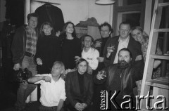 Brak daty, Poznań, Polska.
Od lewej stoją: Jacek Petrycki, Ita Wachowska, Jolanta Kilian, Adam Borowski, Marcin Kęszycki, Adam Michnik, Ewa Wójciak. W dolnym rzędzie 1. z lewej Tadeusz Janiszewski.
Fot. Joanna Helander, zbiory Ośrodka KARTA
