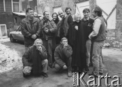 Ok. 1993, Katowice, Polska.
W górnym rzędzie 3. z lewej Adam Borowski, 4. z lewej Ewa Wójciak, 1. z prawej Marcin Kęszycki.
Kuca Tadeusz Janiszewski i Włodzimierz Kwieciński.
Fot. Joanna Helander, zbiory Ośrodka KARTA