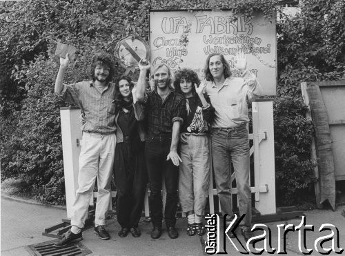 1987, Berlin, Niemcy.
Od lewej: szwedzki filmowiec Bo Persson, skrzypaczka Katarzyna Klebba, artyści Teatru Ósmego Dnia: Tadeusz Janiszewski, Daria Anfelli, Lech Raczak.
Fot. Joanna Helander, zbiory Ośrodka KARTA