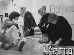 1985, Sztokholm, Szwecja.
Liczenie pieniędzy w Moderna Museet. Siedzą od lewej: szwedzki filmowiec Bo Persson, skrzypaczka Katarzyna Klebba i aktor Teatru Ósmego Dnia Tadeusz Janiszewski i Monica Nieckels.
Fot. Joanna Helander, zbiory Ośrodka KARTA