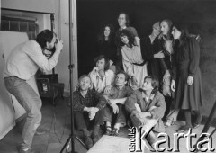 1988, Berlin, Niemcy.
Teatr Ósmego Dnia. Z aparatem - Paweł Ceglarek, od lewej stoją: Katarzyna Klebba, Lech Raczak, Daria Anfelli, Ewa Wójciak, Adam Borowski, Barbara Theobaldt. Siedzą: Tadeusz Janiszewski, Leszek Sczaniecki, Marcin Kęszycki, Tomasz Stachowski.
Fot. Joanna Helander, zbiory Ośrodka KARTA