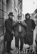 Lata 80., brak miejsca.
Z lewej aktor Teatru Ósmego Dnia Tadeusz Janiszewski, z prawej szwedzki filmowiec Bo Persson.
Fot. Joanna Helander, zbiory Ośrodka KARTA