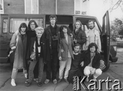 Lata 80., Polska
Od lewej: Joanna, Tomasz Stachowski, Małgorzata Ostrowska, Leszek Sczaniecki, Katarzyna Klebba, Adam Borowski, Marek Raczak. Kucają Tadeusz Janiszewski i Bo Persson.
Fot. Joanna Helander, zbiory Ośrodka KARTA
