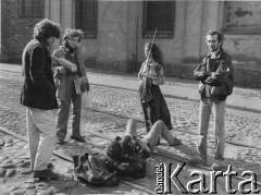 1985, brak miejsca.
Od lewej stoją: szwedzki filmowiec Bo Persson, aktor Teatru Ósmego Dnia Marcin Kęszycki, skrzypaczka Katarzyna Klebba, Marek Raczak, z kamerą leży operator Lesław Skuza.
Fot. Joanna Helander, zbiory Ośrodka KARTA