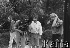 1988, Berlin, Niemcy.
Od lewej poeta Ryszard Krynicki, szwedzki filmowiec Bo Persson, Horst Kandeler, w masce aktor Teatru Ósmego Dnia Tadeusz Janiszewski.
Fot. Joanna Helander, zbiory Ośrodka KARTA