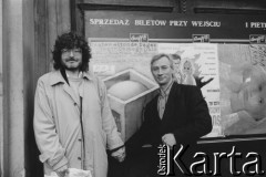 1992, Polska.Szwedzki filmowiec Bo Persson i aktor Tadeusz Janiszewski przy plakacie filmu Joanny Helander i Bo Perssona o Teatrze Ósmego Dnia.Fot. Joanna Helander, zbiory Ośrodka KARTA