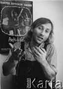 1985, Göteborg, Szwecja.
Aktor Teatru Ósmego Dnia Tadeusz Janiszewski, przed plakatem spektaklu 